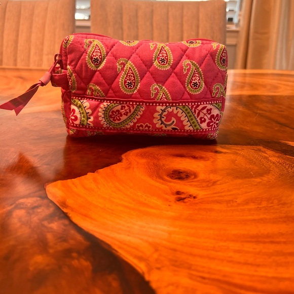 VERA BRADLEY BERMUDA PINK COSMETIC BAG
BRAND NEW/ NEVER USED
NO TAGS - Picture 4 of 9